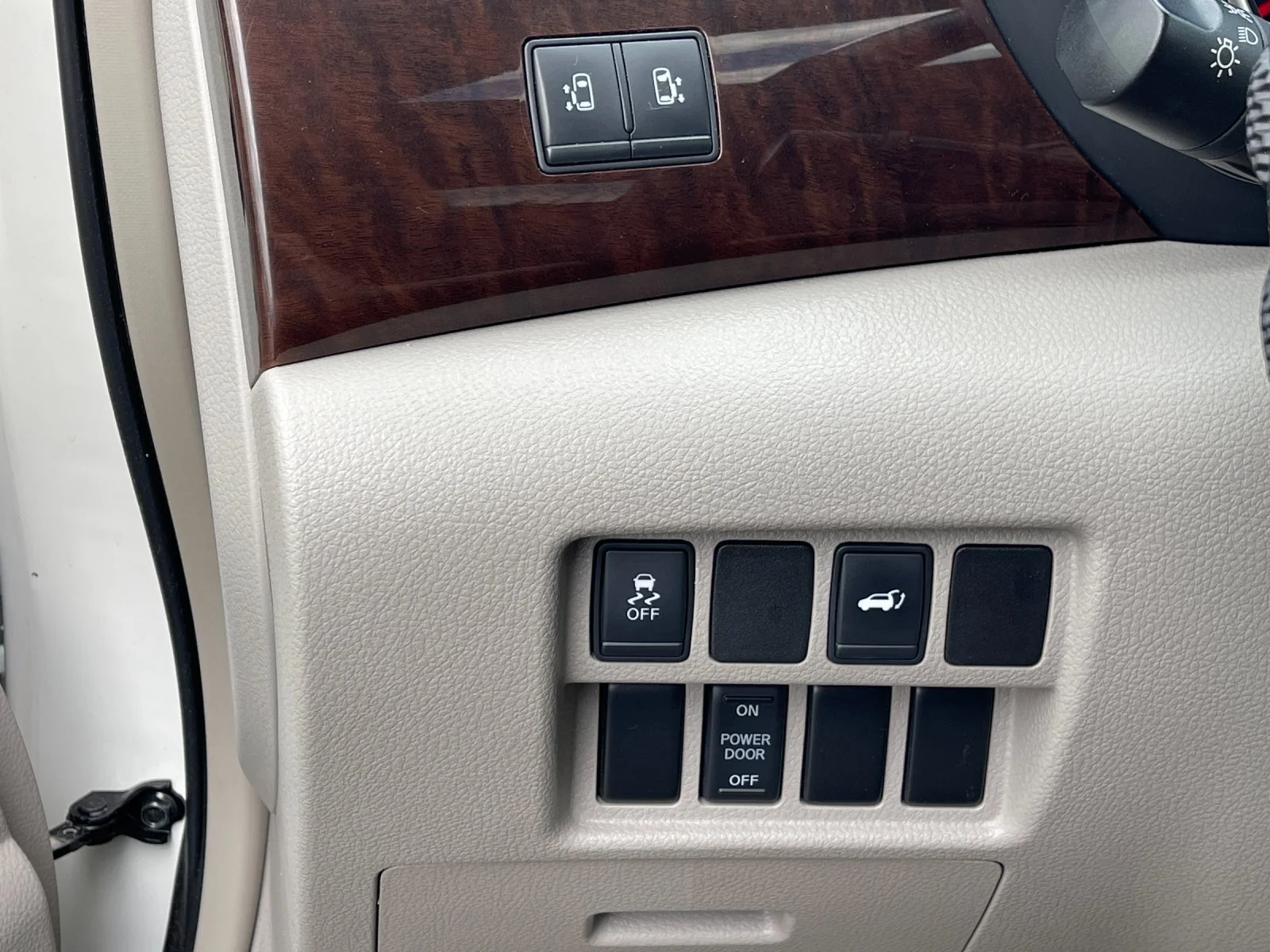 Used 2014 White Nissan 3.5 SL image 33