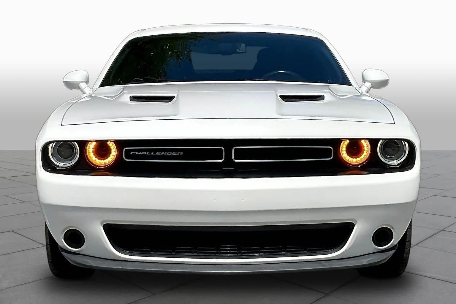 Used 2019 White Knuckle Clearcoat Dodge SXT image 4