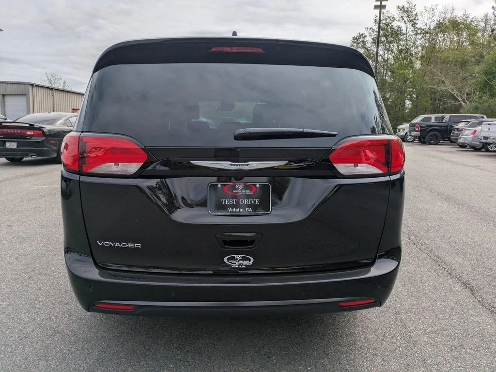 New 2026 Diamond Black Crystal Pearl-Coat Exterior Paint Chrysler LX image 6
