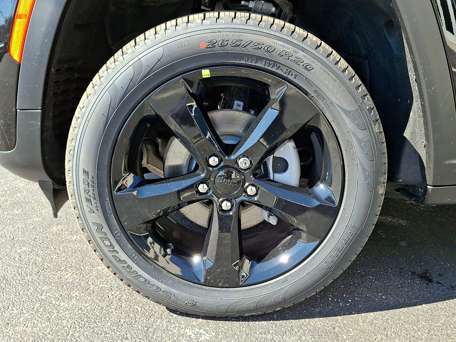 New 2026 Diamond Black Crystal Pearl-Coat Exterior Paint Jeep Limited image 5