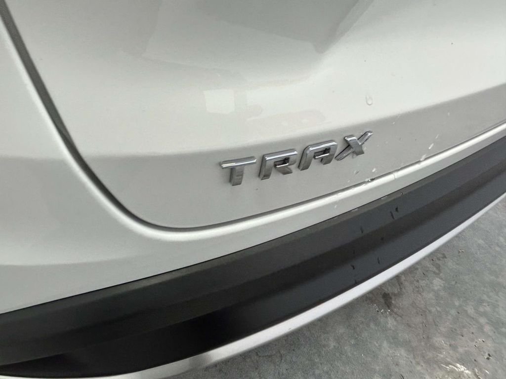 Used 2025 White Chevrolet LT image 10