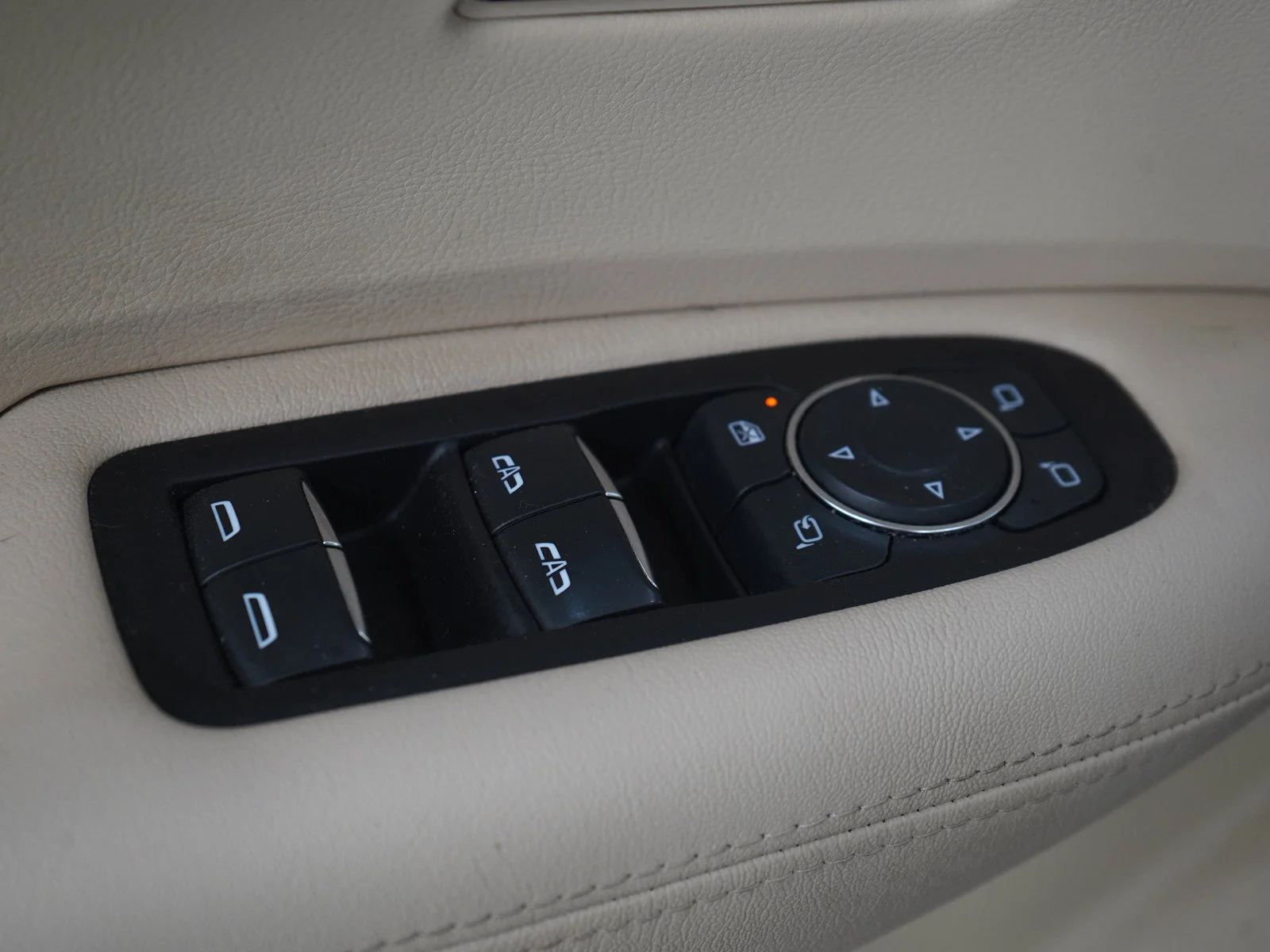 Used 2019 CRYSTAL WHITE TRICOAT Cadillac Luxury AWD image 21