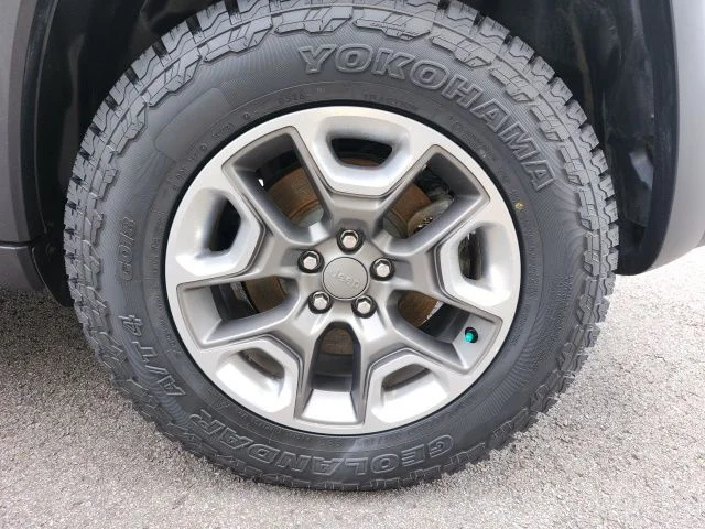 Used 2019 Crystal Metallic Jeep Trailhawk image 10