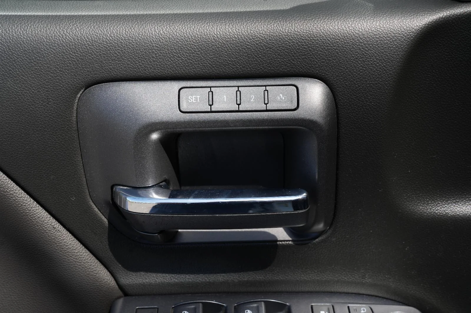 Used 2018 WHITE FROST TRICOAT GMC SLT image 16