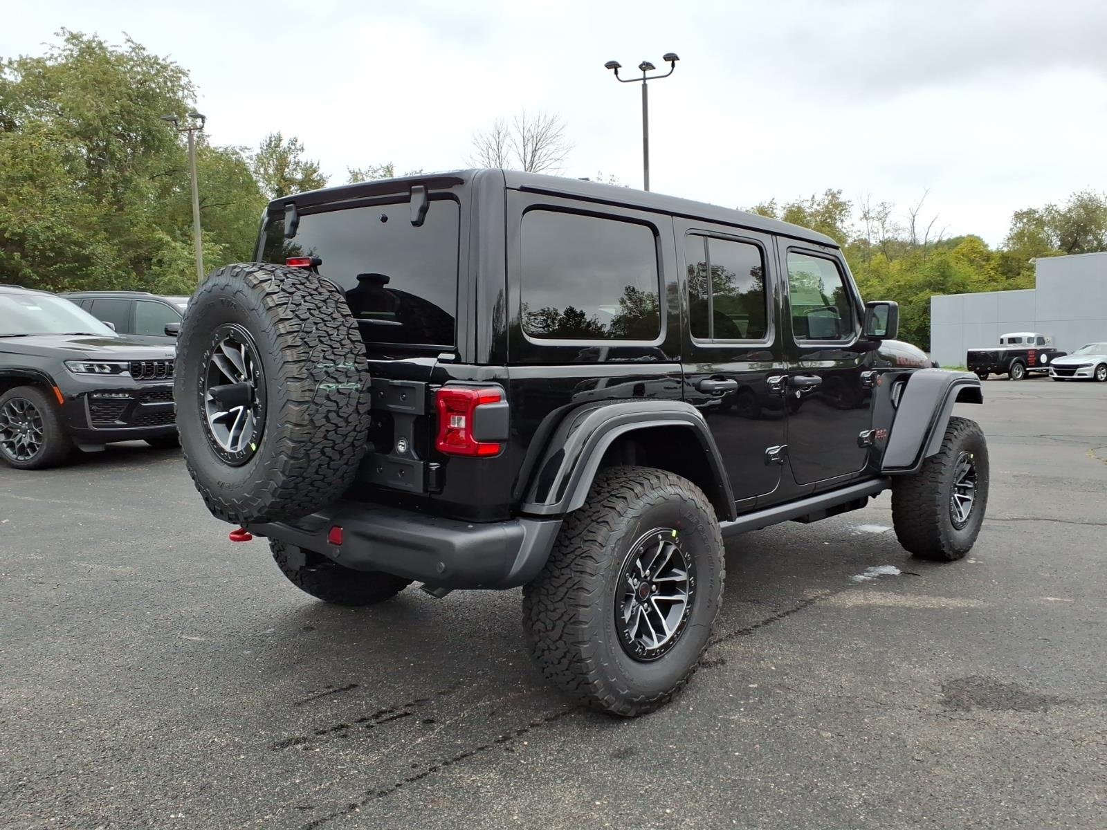 New 2027 Black Clear-Coat Paint Jeep Rubicon X image 7