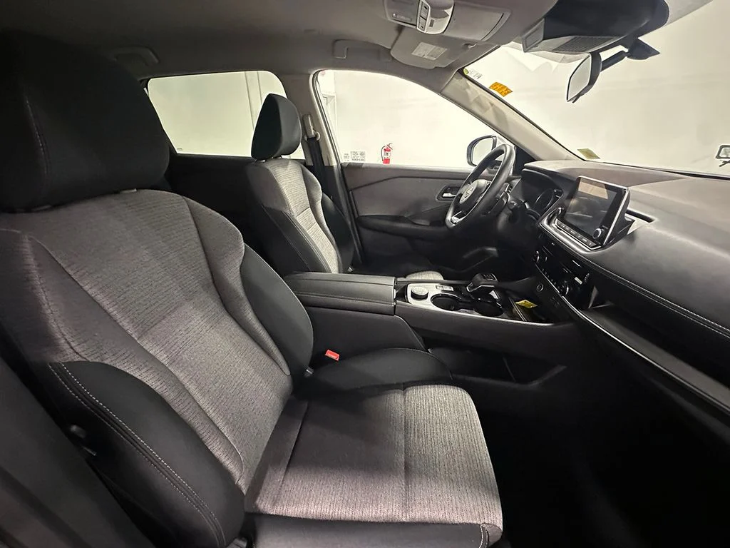 Used 2022 Silver Nissan SV image 27