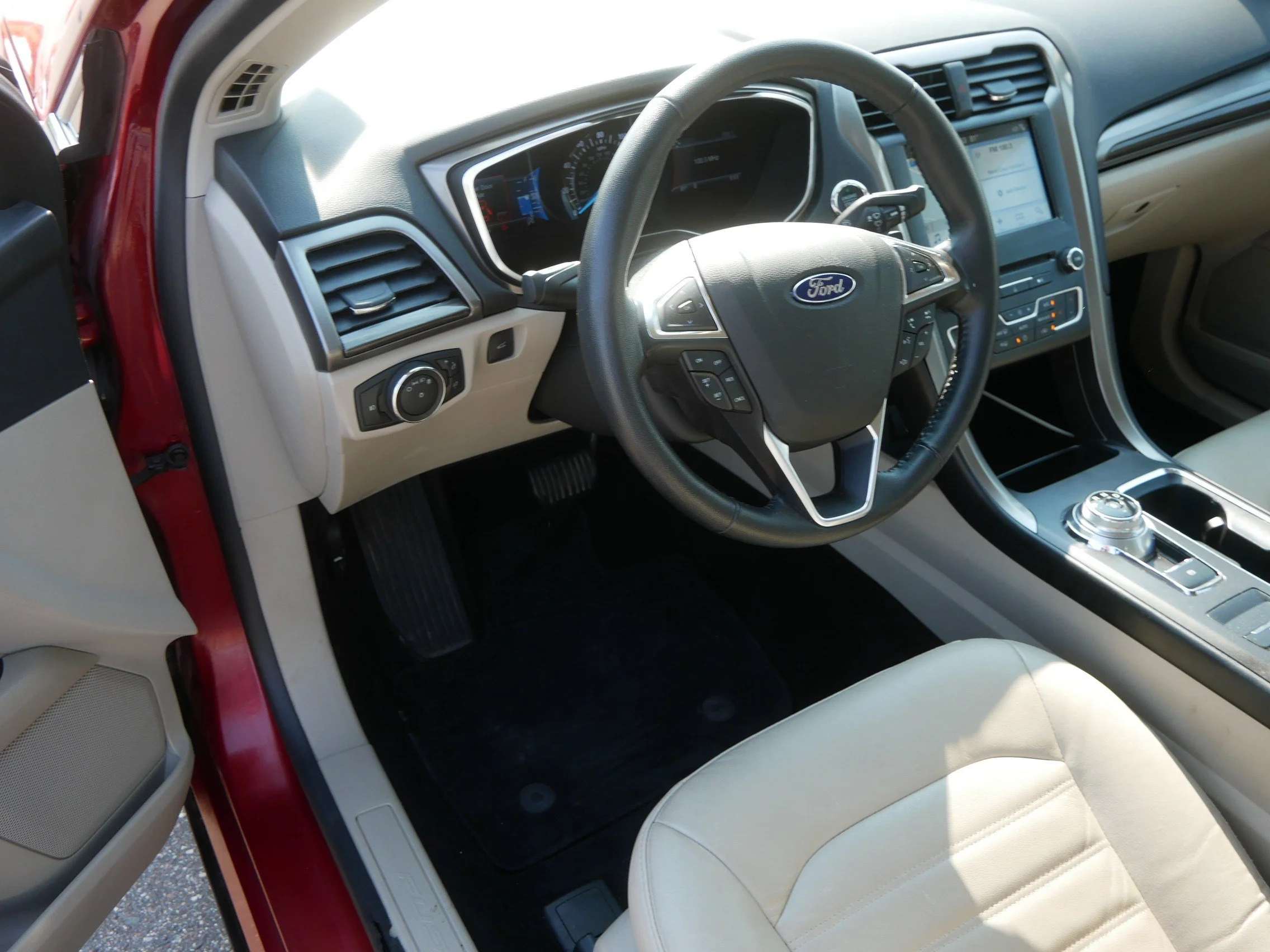 Used 2017 Ruby Red Metallic Tinted Clearcoat Ford SE image 20