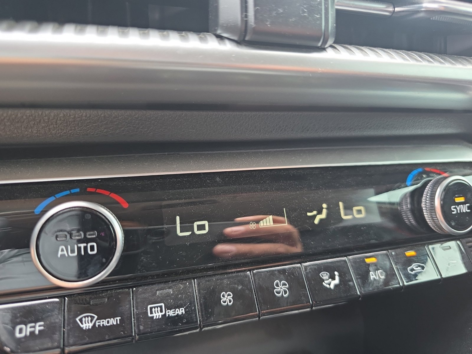 Used 2022 Glacial White Pearl Kia LXS image 14