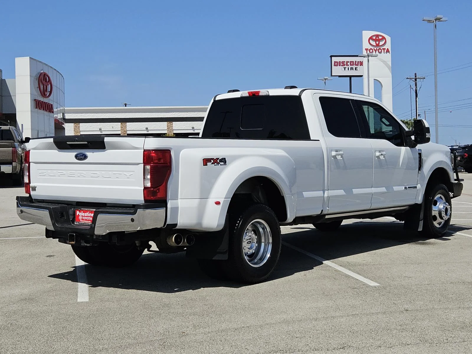 Used 2022 Oxford White Ford LARIAT 4WD Crew Cab 8