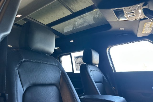 New 2026 Santorini Black Land Rover X-Dynamic SE image 16