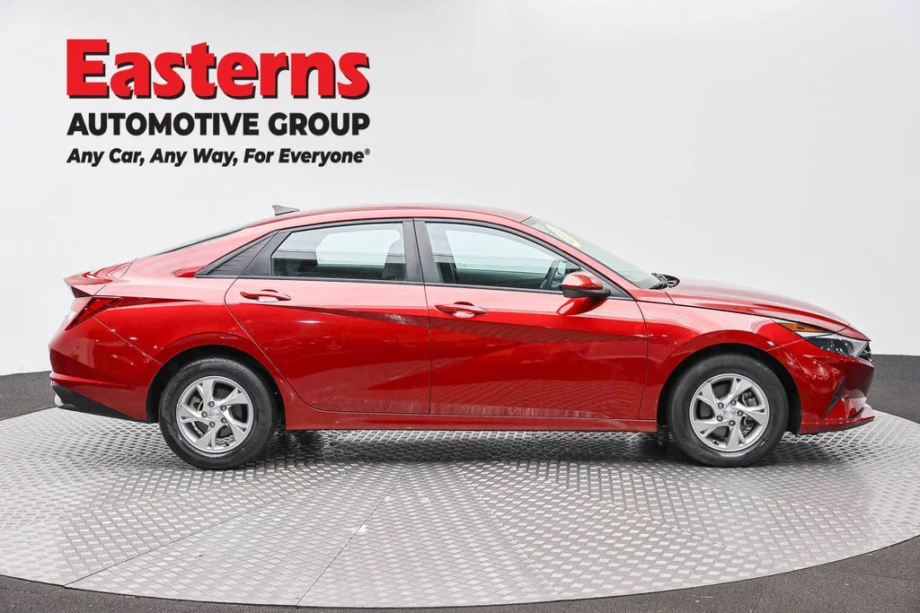 Used 2023 Red Hyundai SE image 4