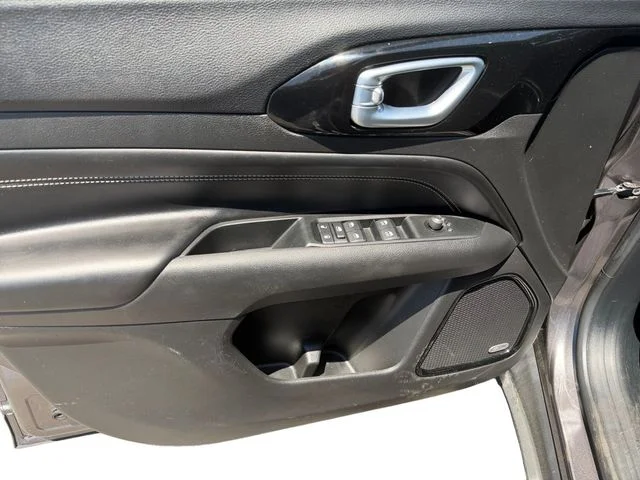Used 2022 Gray Jeep Latitude image 13
