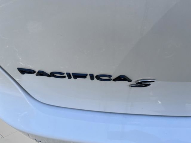 New 2026 Bright White Clear-Coat Exterior Paint Chrysler Select image 10