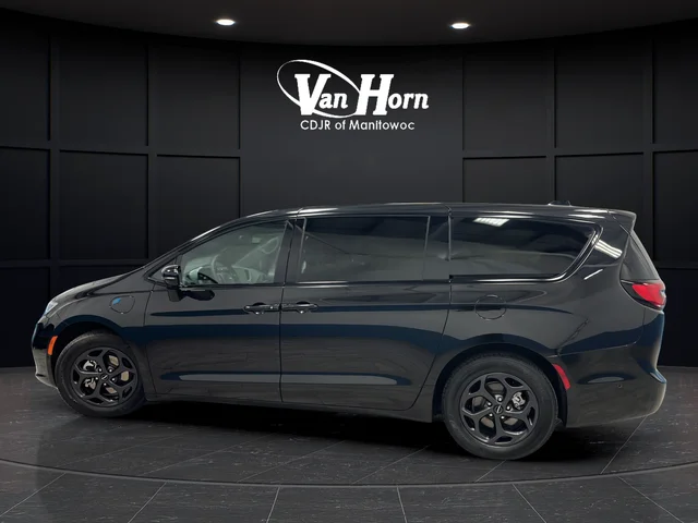 Used 2023 Brilliant Black Crystal Pearlcoat Chrysler Limited image 4