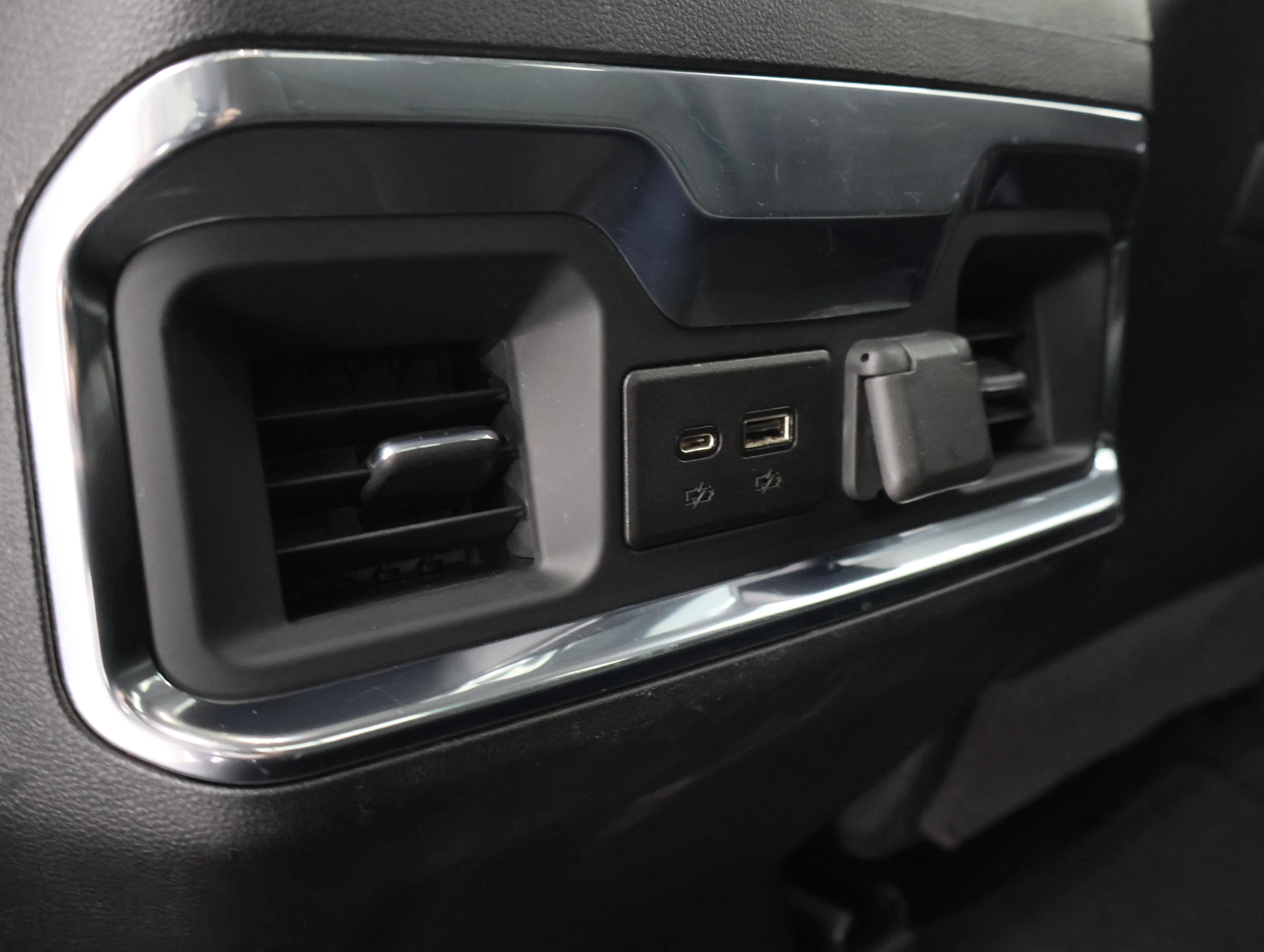 Used 2022 White Frost Tricoat GMC Denali image 38