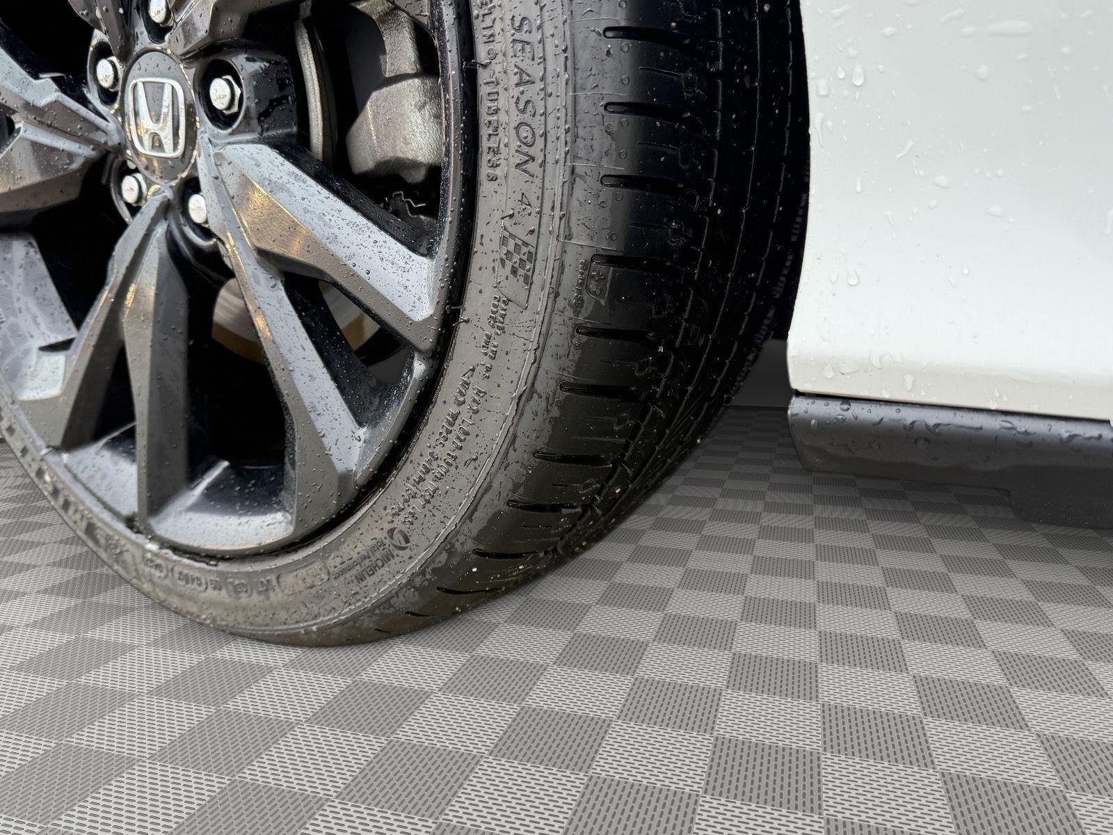 Used 2019 Platinum White Pearl Honda Si w/Summer Tires image 8