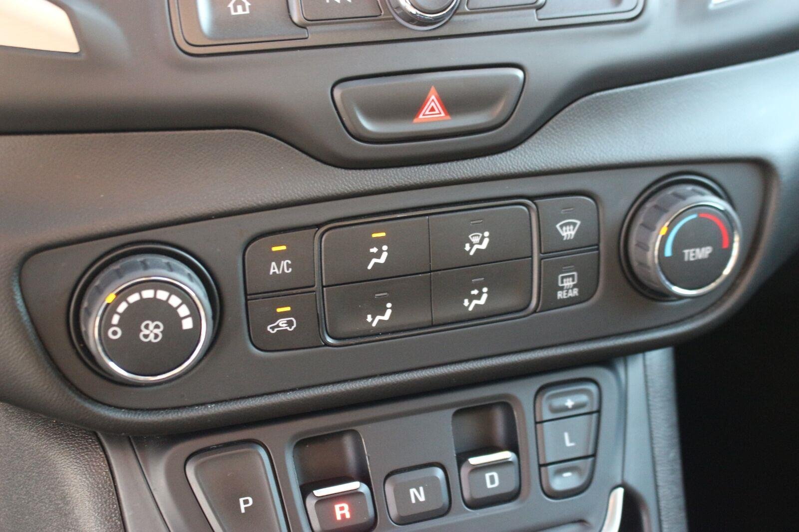 Used 2020 SUMMIT WHITE GMC SLE image 25