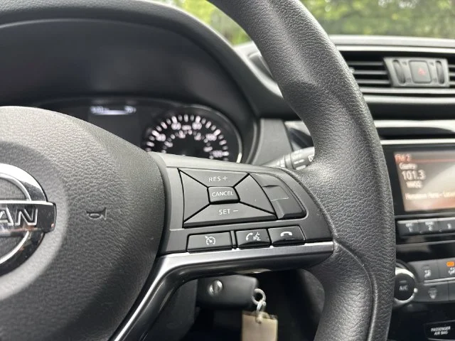 Used 2017 Red Nissan S image 17