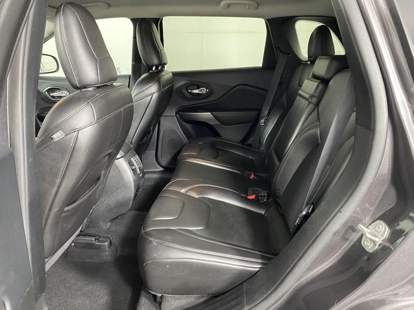 Used 2019 Granite Crystal Metallic Clearcoat Jeep Latitude Plus image 21