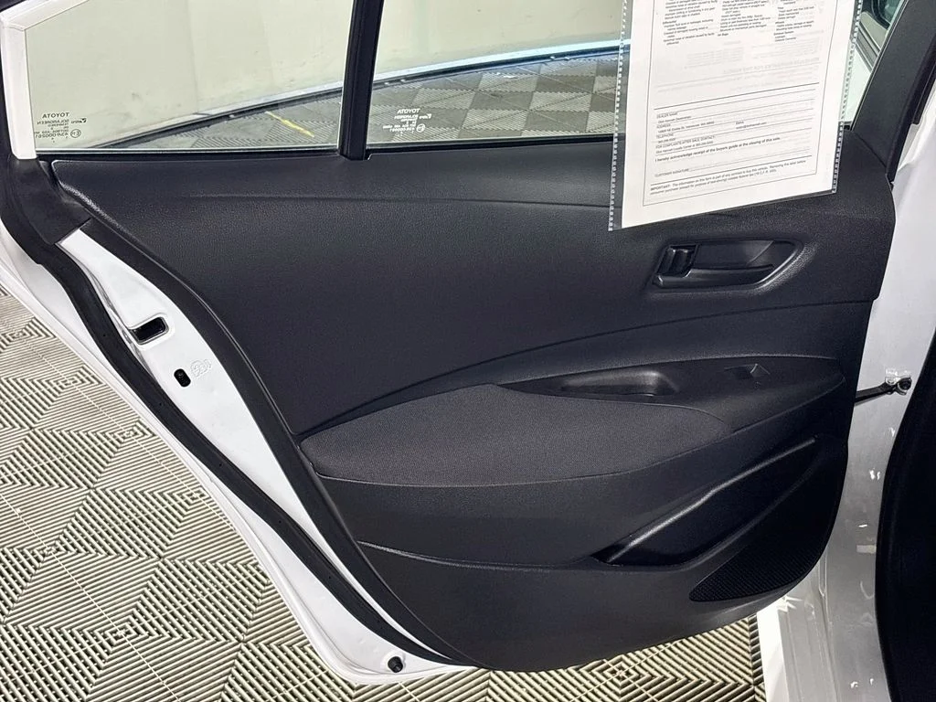 Used 2022 White Toyota LE image 18