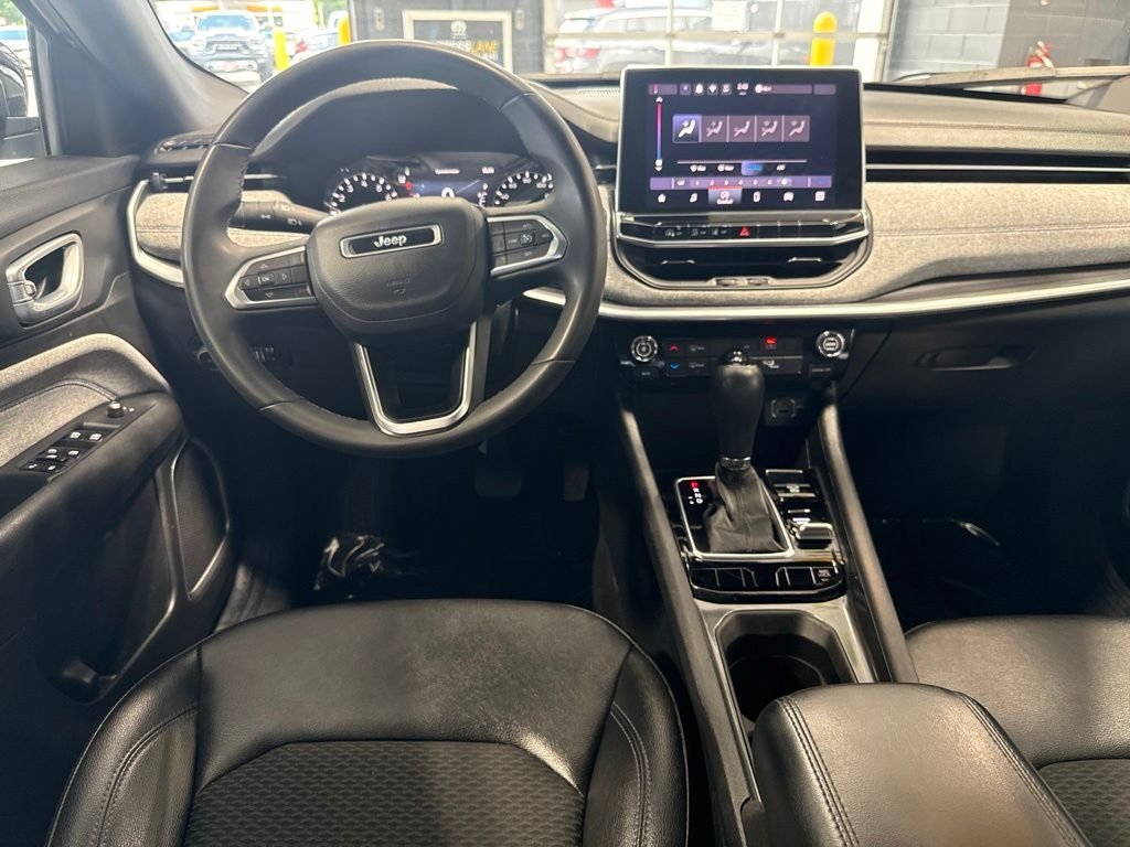 Used 2024 Silver Jeep Latitude image 12