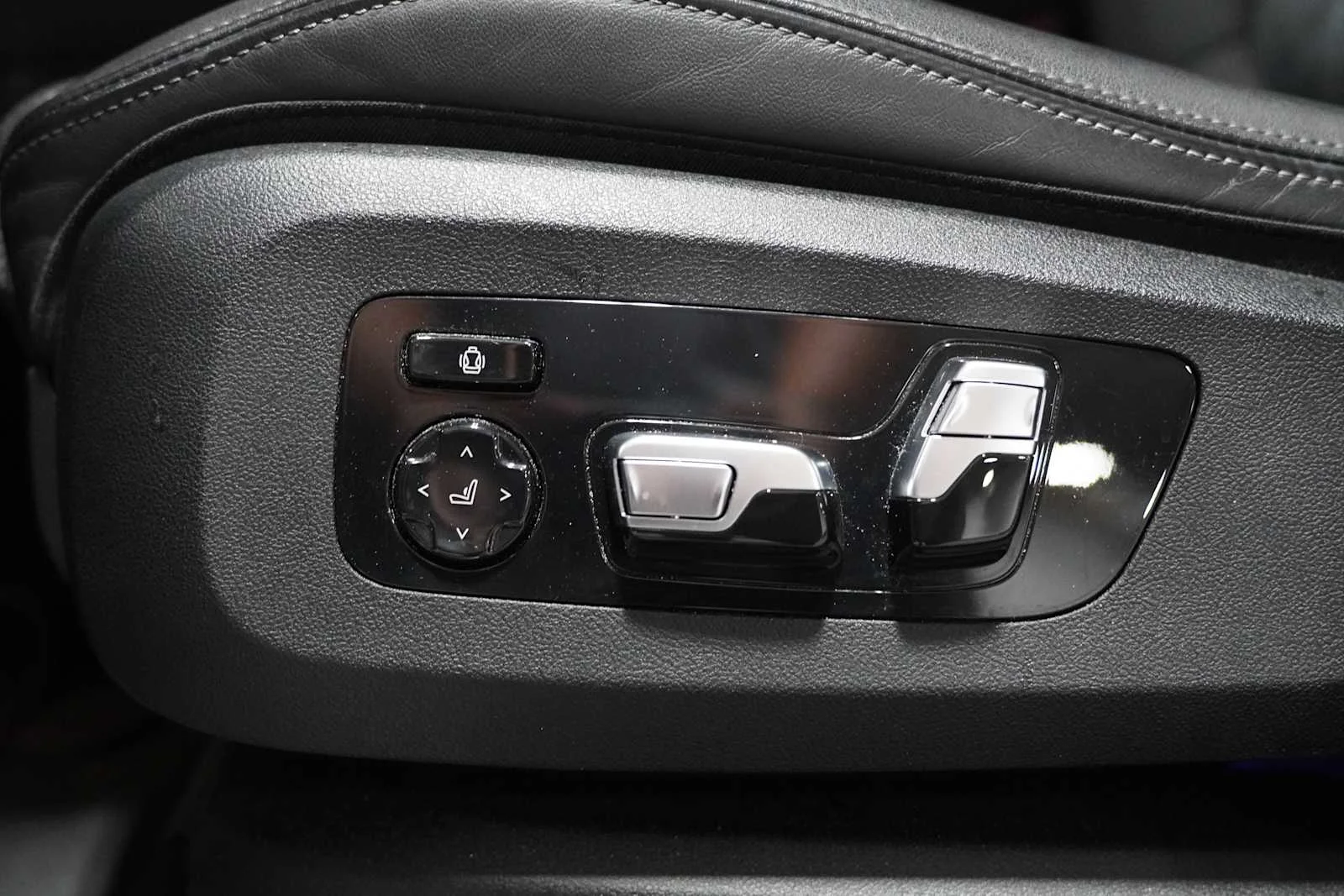 Certified Used 2023 Alpine White BMW M50i image 14