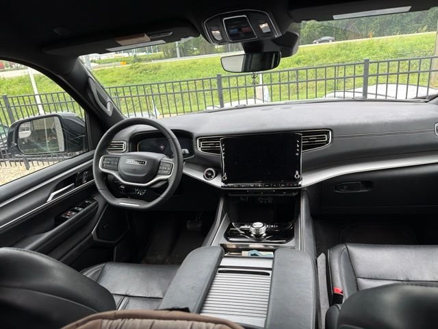 Used 2025 Silver Jeep Base image 25