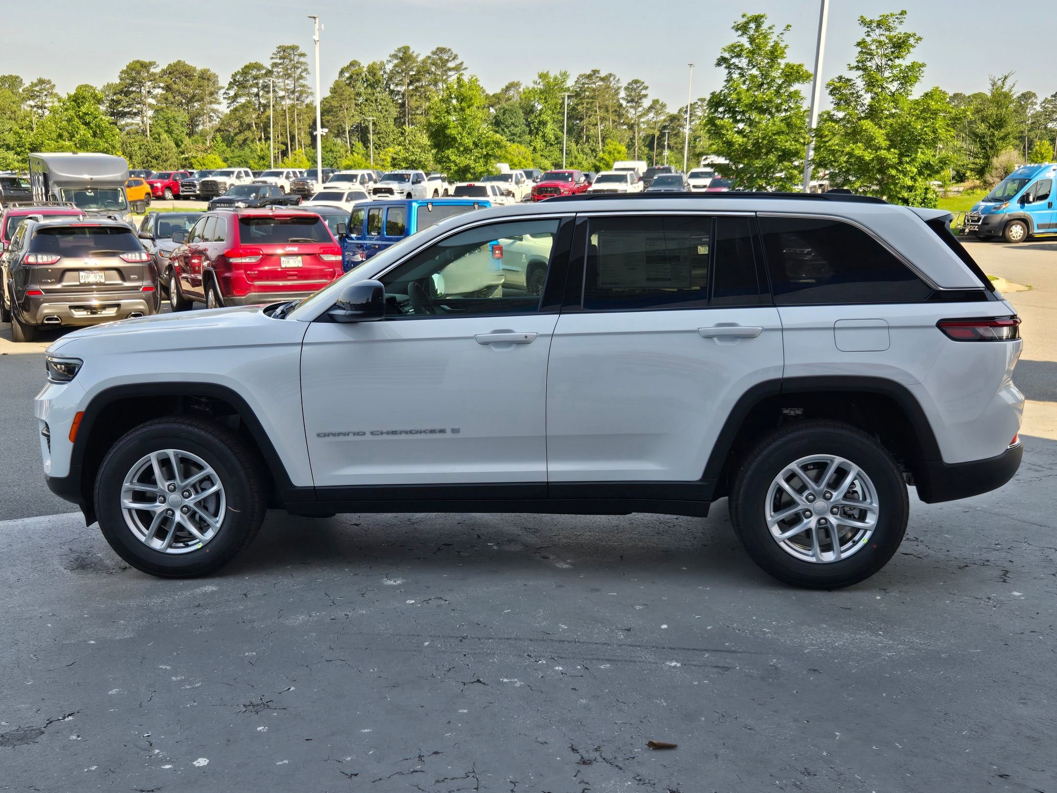 New 2026 Bright White Clear-Coat Exterior Paint Jeep Laredo image 4