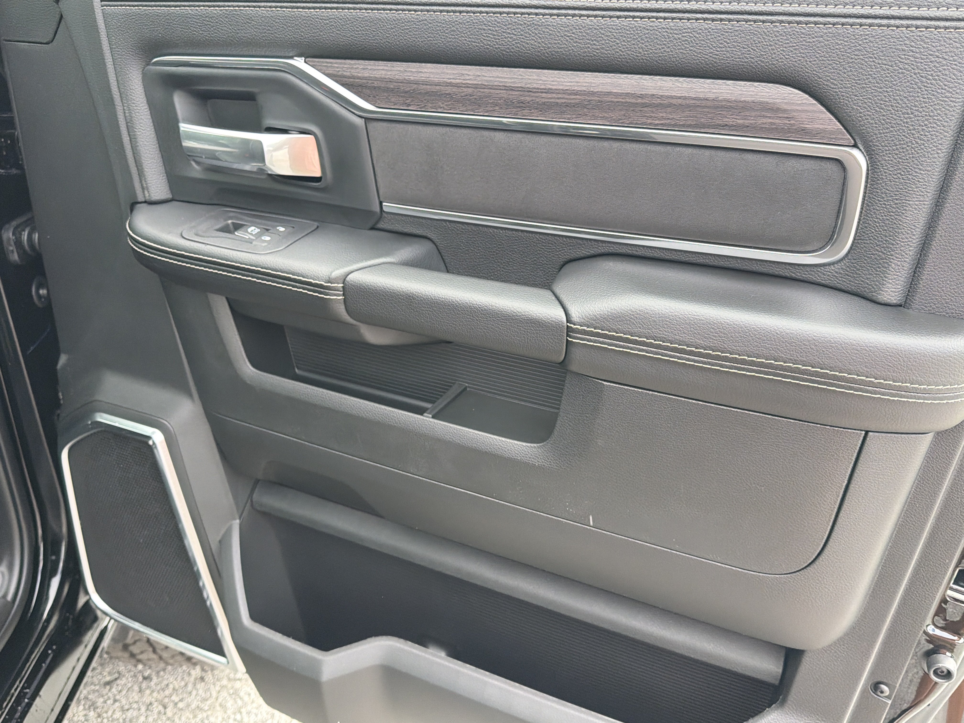 New 2026 Diamond Black Crystal Pearl-Coat Exterior Paint RAM Laramie image 15