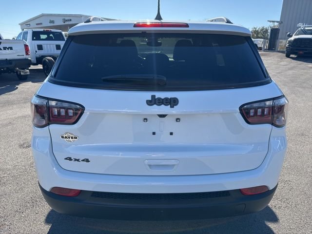 New 2026 Bright White Clear-Coat Exterior Paint Jeep Latitude image 5