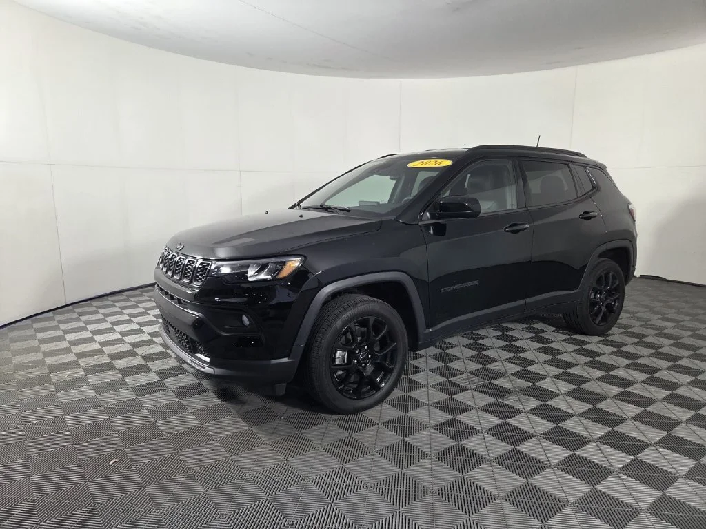 New 2026 Diamond Black Crystal Pearl-Coat Exterior Paint Jeep Latitude Altitude image 4