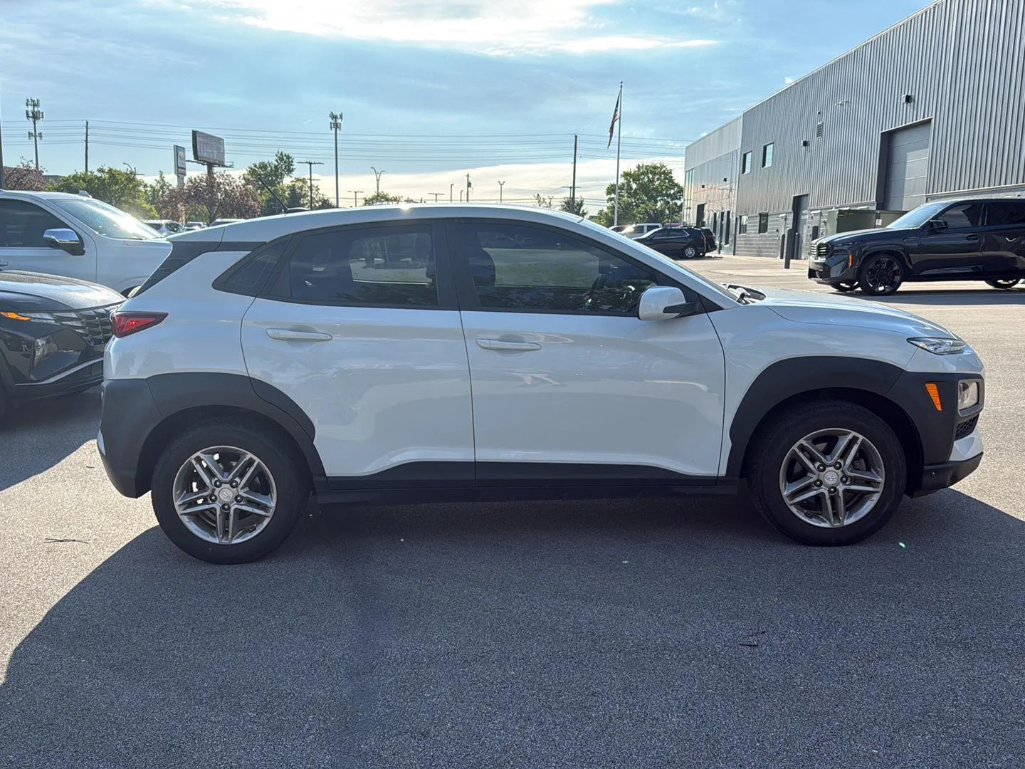 Used 2019  HYUNDAI SUV image 2