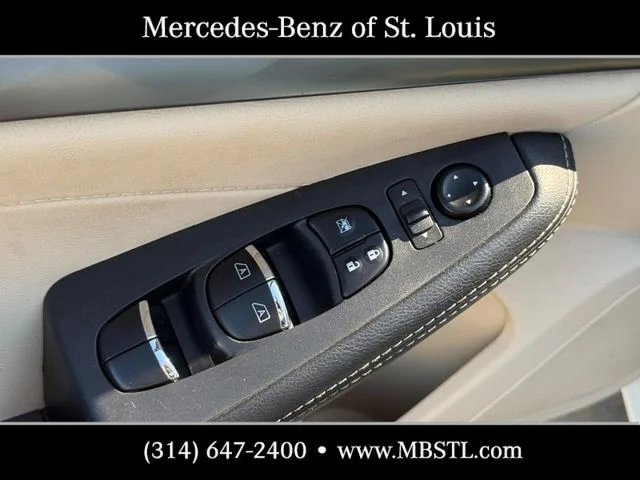 Used 2020 White Nissan 3.5 SL image 19
