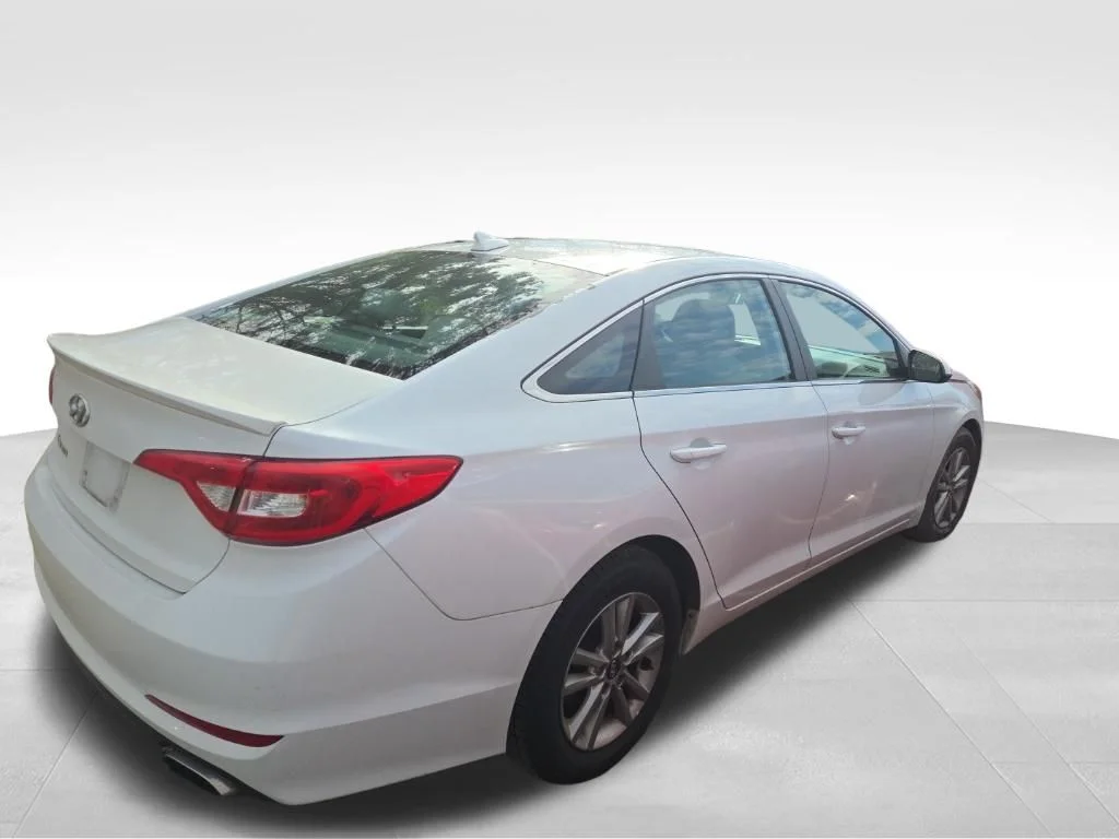 Used 2016 White Hyundai SE image 5