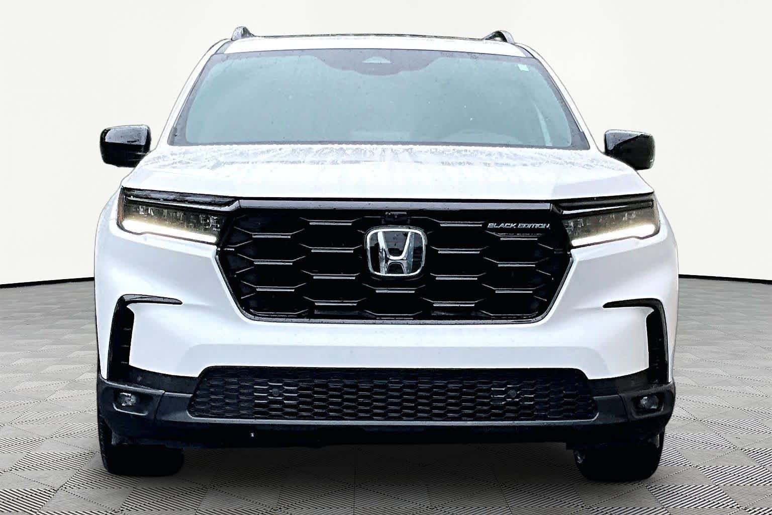 Used 2025 Platinum White Pearl Honda Black Edition image 4