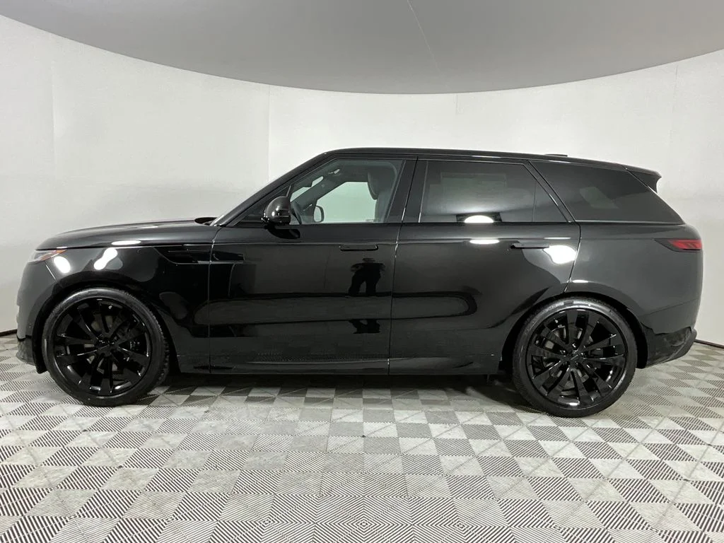 New 2026 Santorini Black Land Rover Dynamic SE image 6