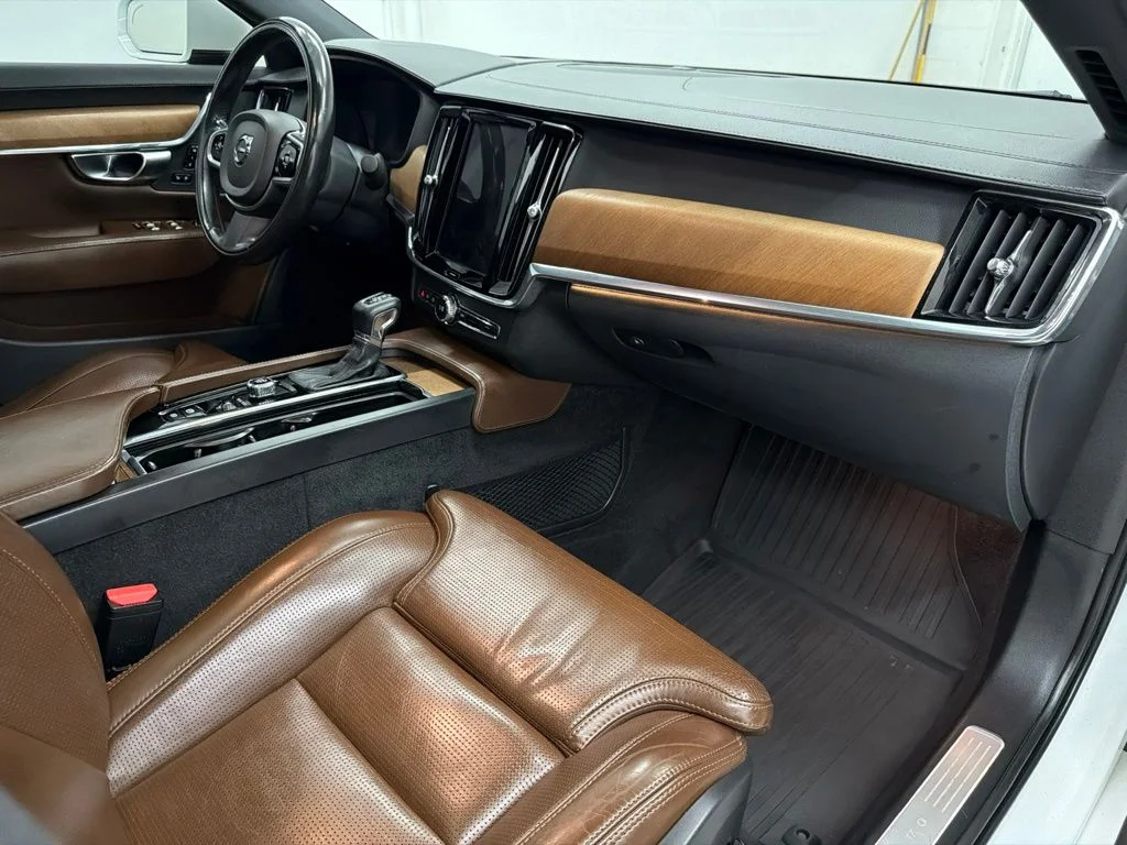 Used 2018  Volvo T6 Inscription image 29