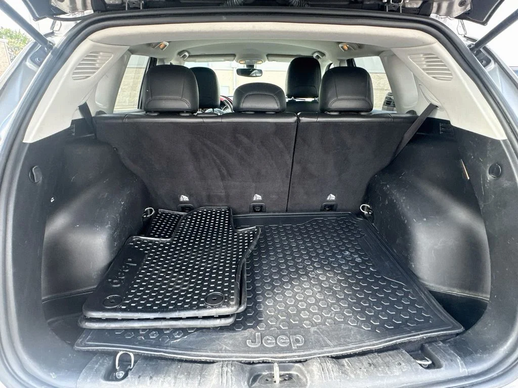 Used 2019 Silver Jeep Trailhawk image 29