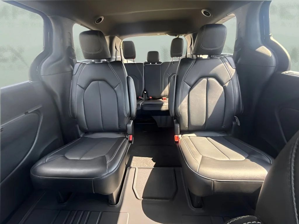 Used 2025 Black Chrysler LX image 7