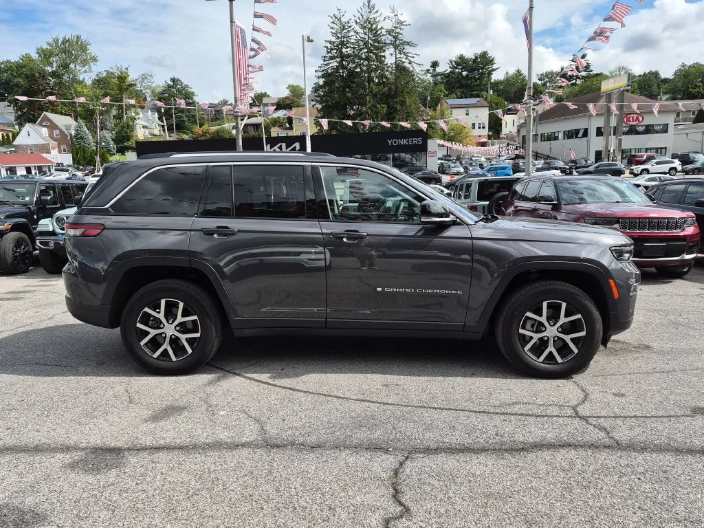 Used 2023 Gray Jeep Limited image 4