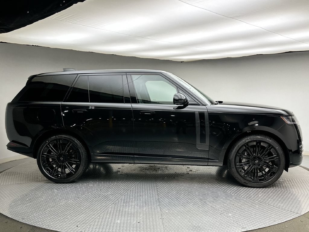 New 2027 Santorini Black Metallic Land Rover SE image 4