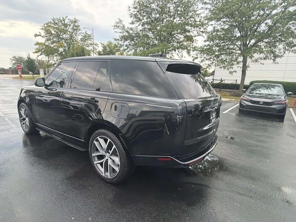 Used 2025  Land Rover SE image 3