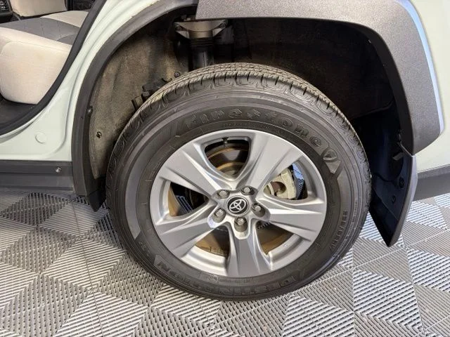 Used 2022  Toyota XLE image 41