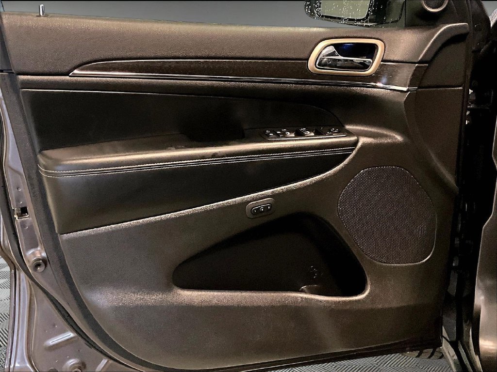 Used 2015 Granite Crystal Metallic Clearcoat Jeep Limited image 9