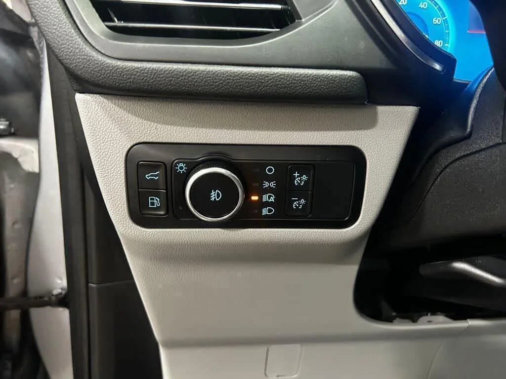 Used 2023 Iconic Silver Ford Platinum image 14
