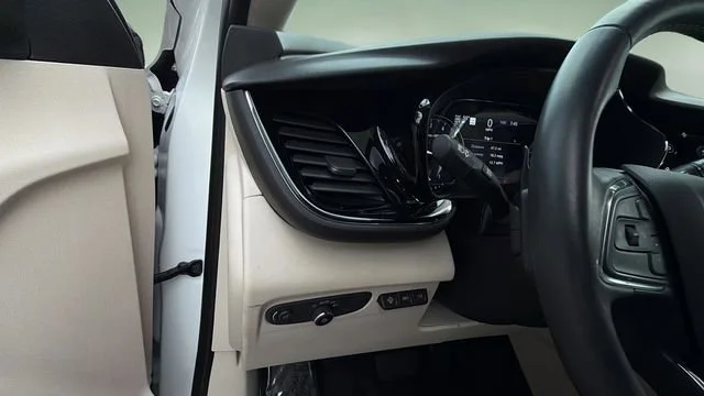 Used 2023 White Frost Tricoat Buick Avenir image 22