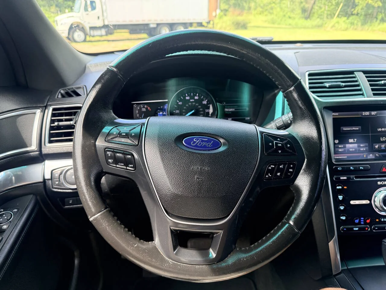 Used 2016 Gray Ford Limited 4dr SUV image 10