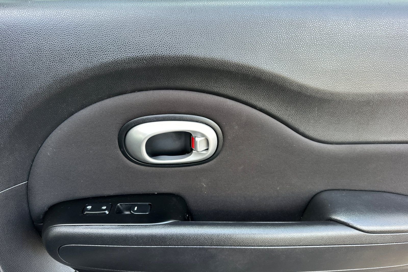 Used 2015 White Kia Base image 19