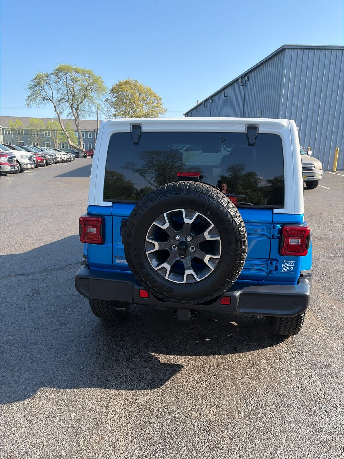 New 2026 Hydro Blue Pearl-Coat Exterior Paint Jeep Sahara image 8