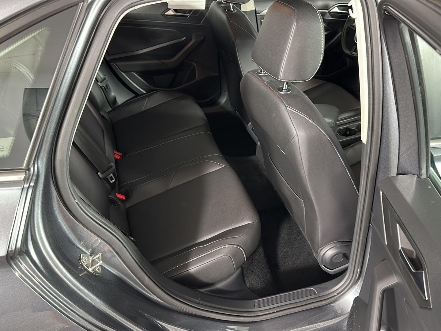 Used 2019 Platinum Gray Metallic Volkswagen SE image 7